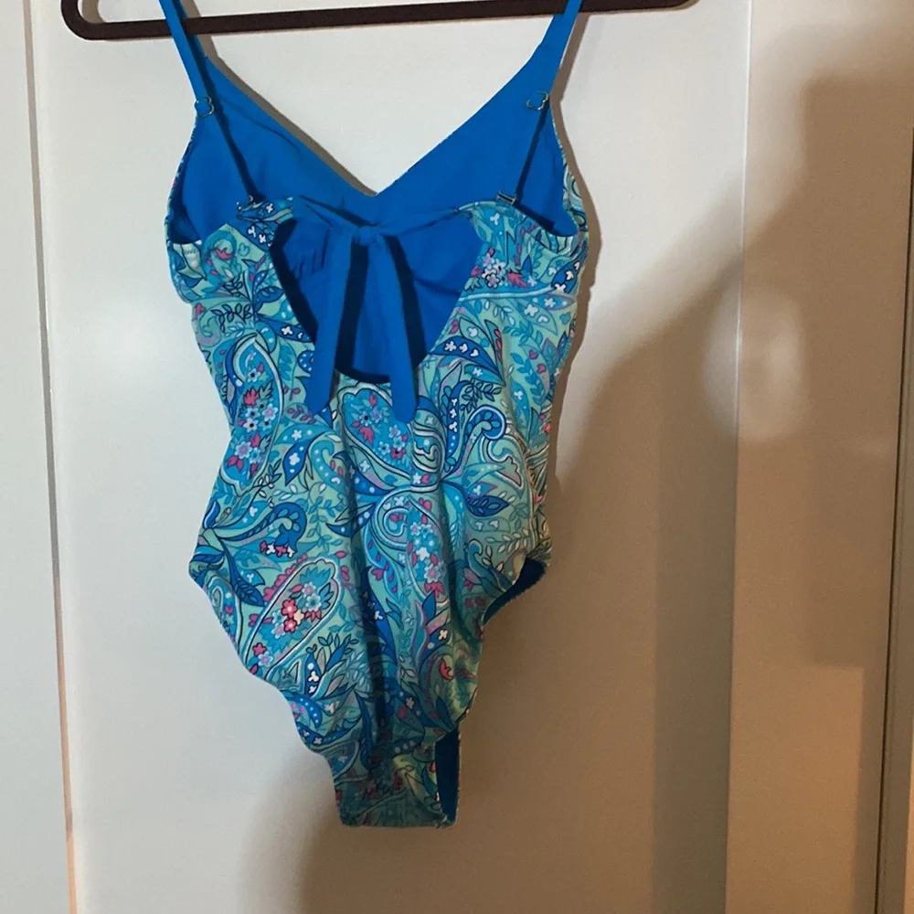 Vera Bradley women’s one piece swimsuit. Size M 8-10. Reversible! - Picture 3 of 8